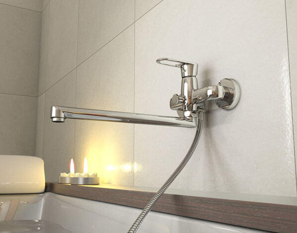 Фото: настенный смеситель для ванны с душем