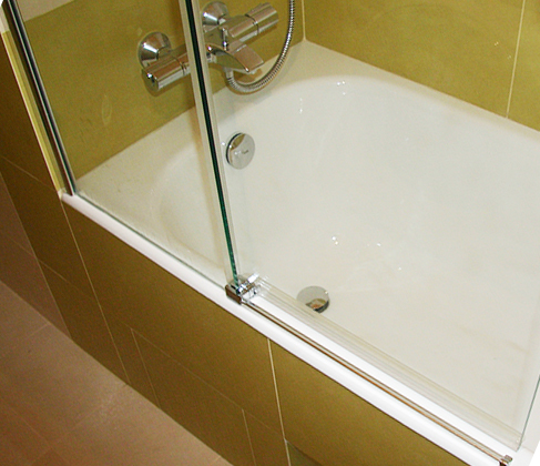 Шторка на ванну GuteWetter Slide Pearl GV-862 левая 85 см стекло бесцветное, профиль хром