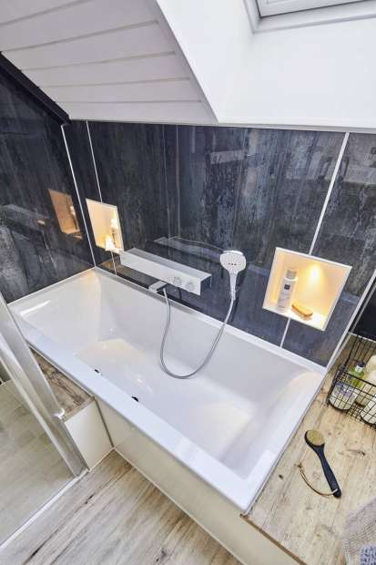 Термостатический смеситель Hansgrohe ShowerTablet 13109400 для ванны с душем, белый - хром